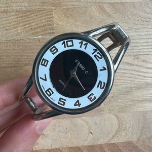 Studio C ladies hinged silver tone bangle bracelet Watch NEW BATTERY